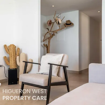 Casa Niza - 3-bedroom Beachfront Apartment, Carvajal Beach, Apartment