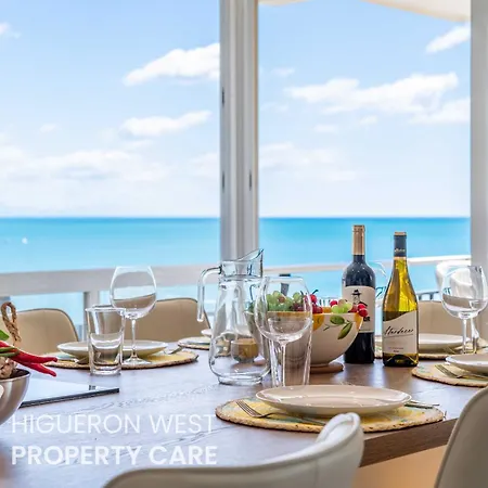 Casa Niza - 3-bedroom Beachfront Apartment, Carvajal Beach, *